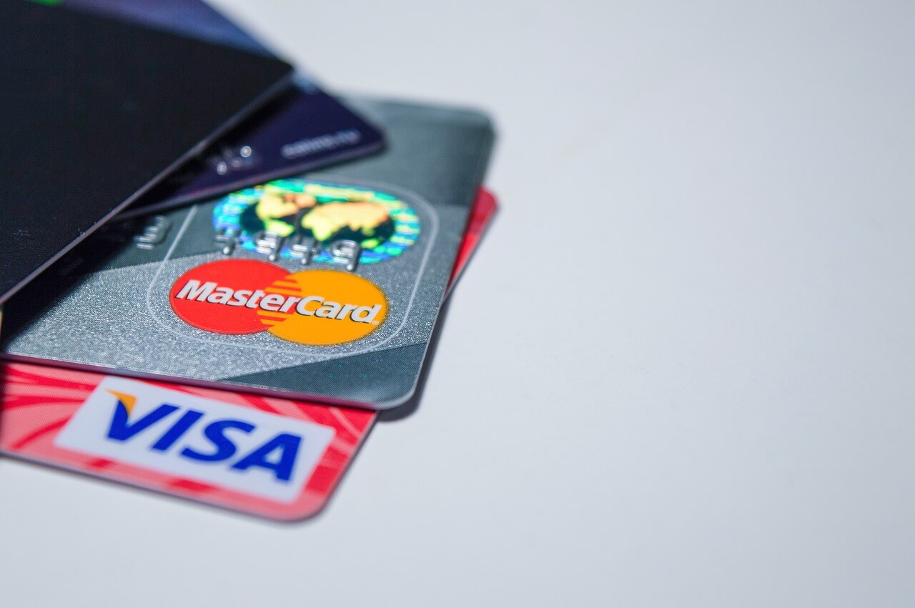 Imagen de tarjetas de crédito hechas por Visa y Mastercard